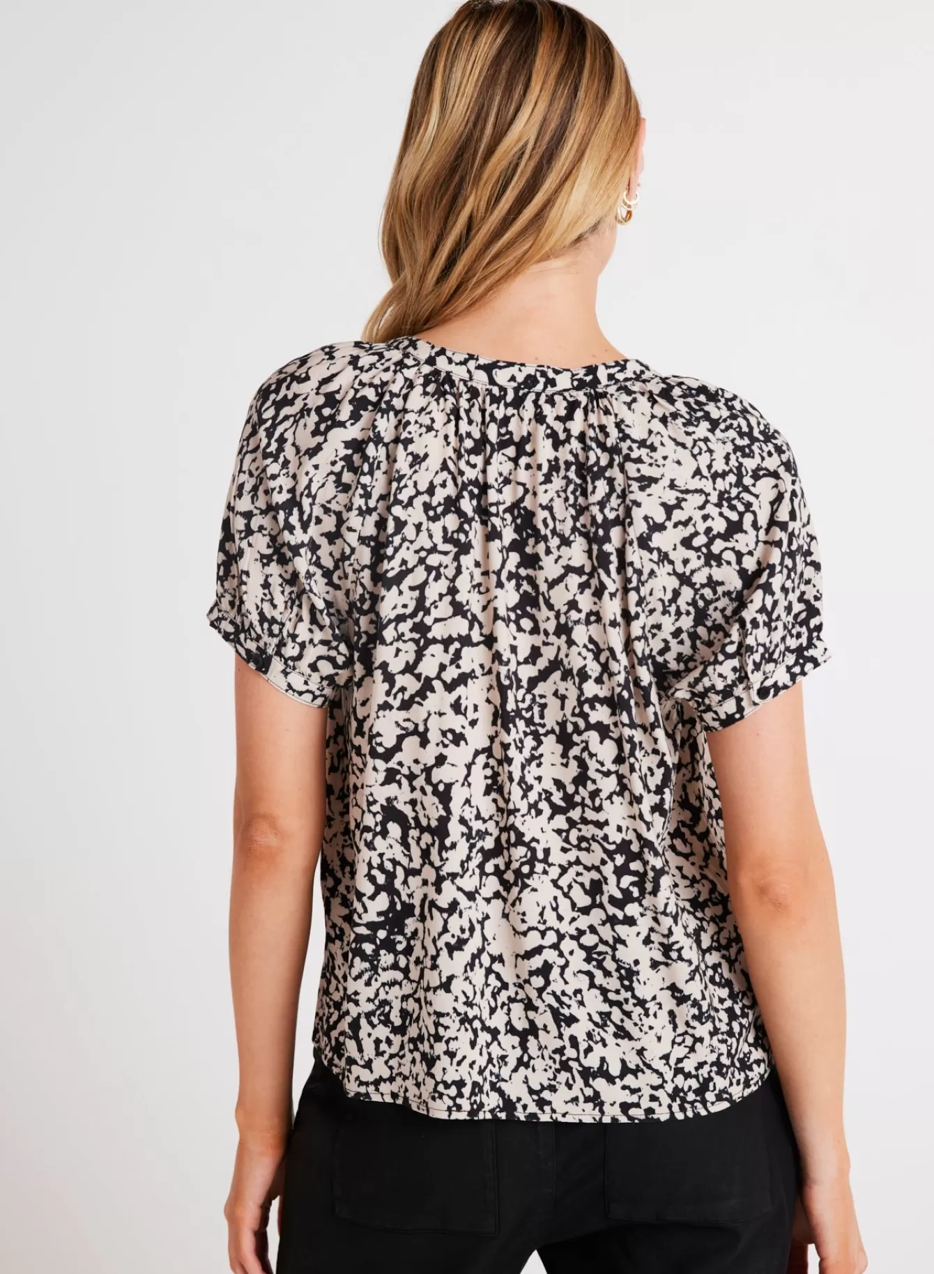 Bella Dahl Short Sleeve-Short Sleeve Raglan Pullover - Abstract Bloom Print