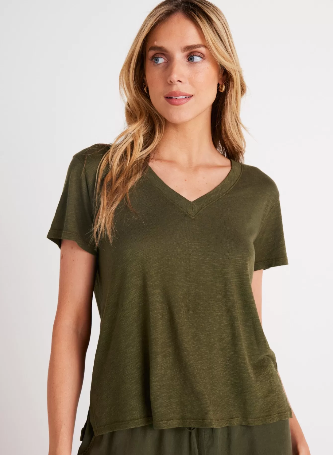 Bella Dahl Seasonal Essentials-Side Slit V-Neck Tee - Italian Herb